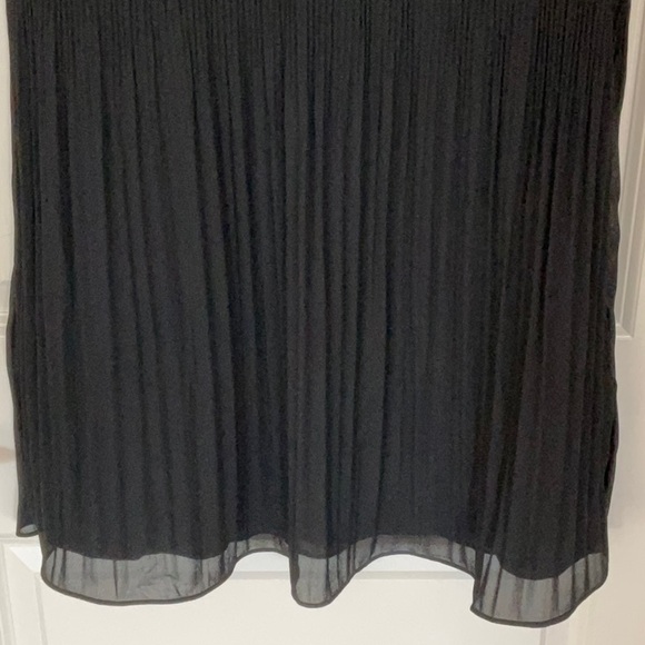 A fun little cocktail dress - Picture 3 of 6